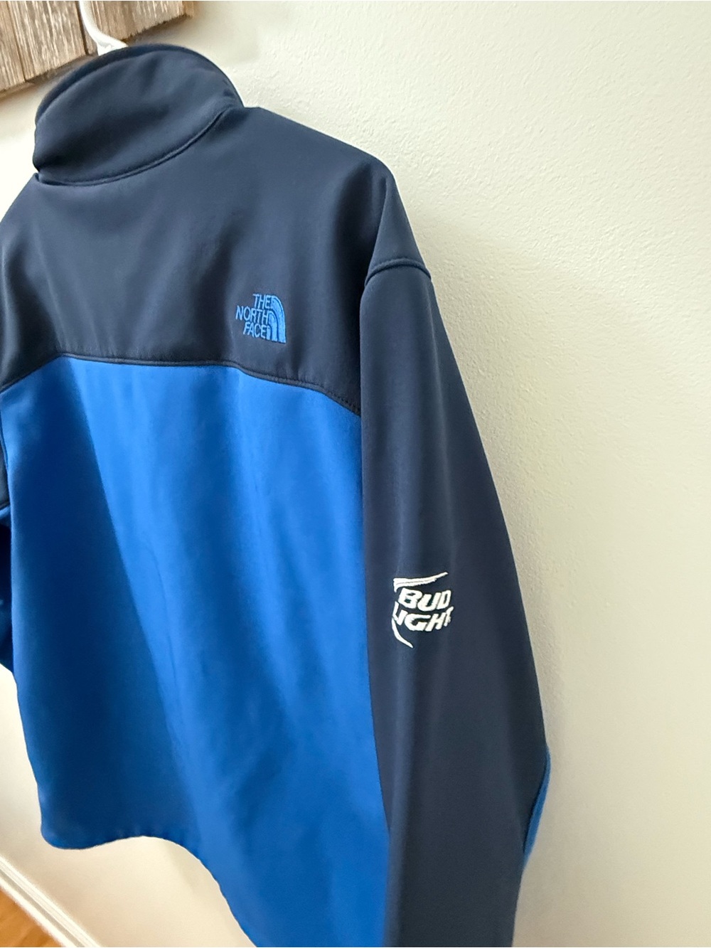 The North Face Men’s Two-Tone Blue Softshell Jacket Bud light men’s large - Picture 10 of 12
